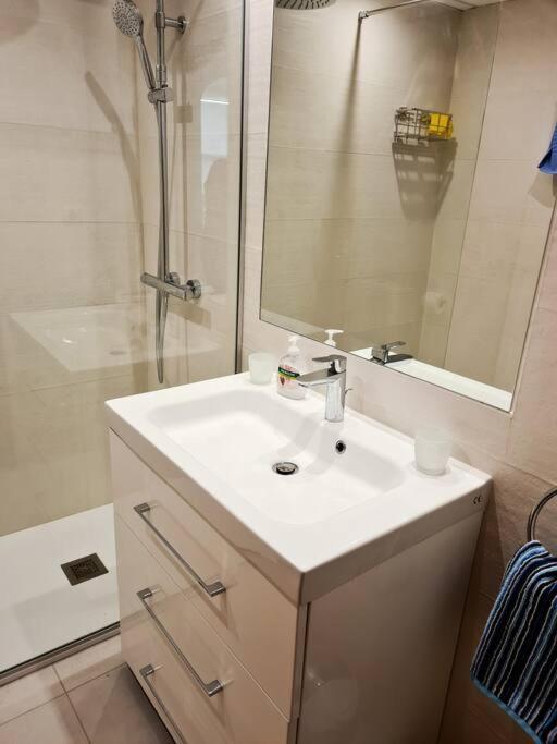 Estepona Port Beachside Apartment - Marina Bay Bagian luar foto